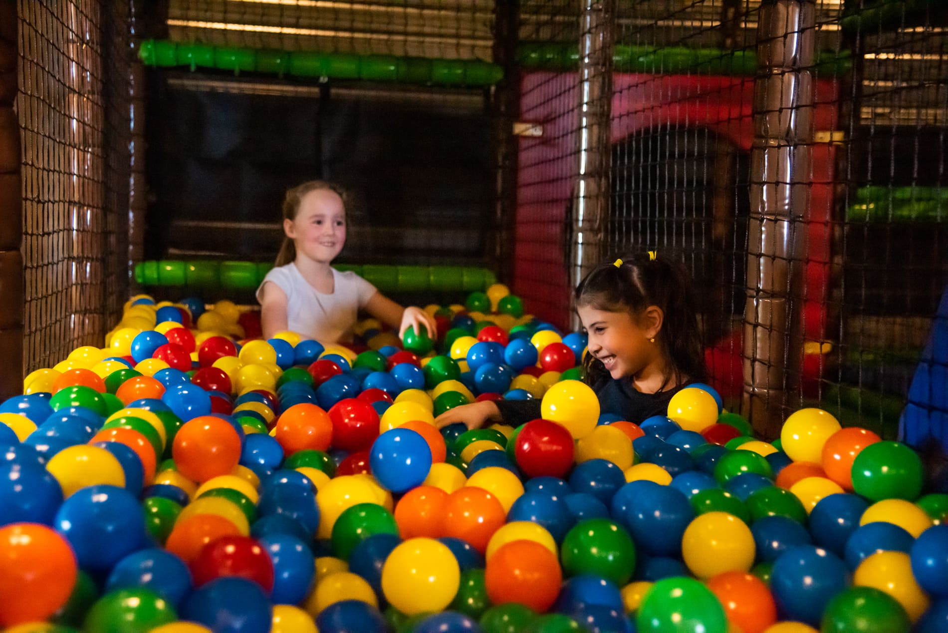 Premier parc indoor avec piscine à boules pour adultes en Alsace